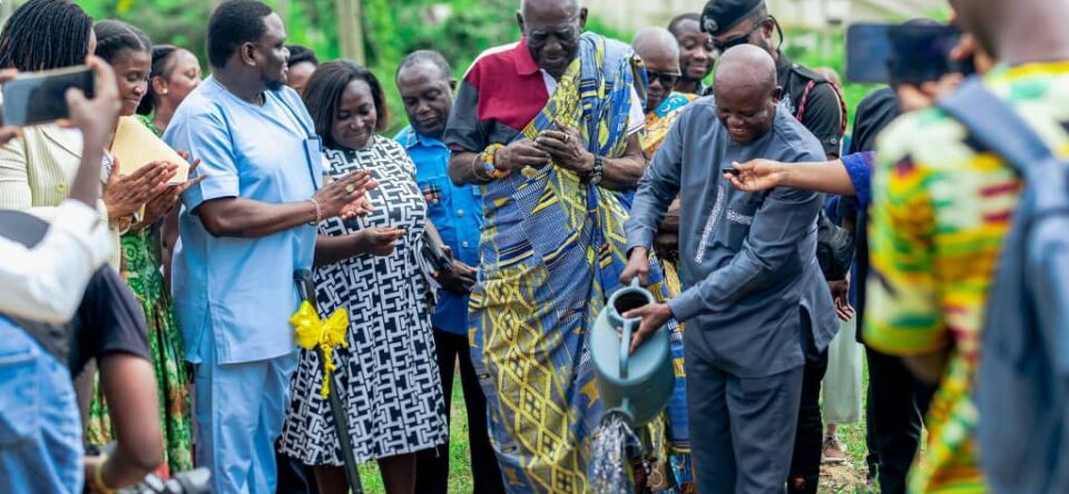Sod cutting for a 24-bed paediatric oncology unit by the Vivat Turkson Foundation.